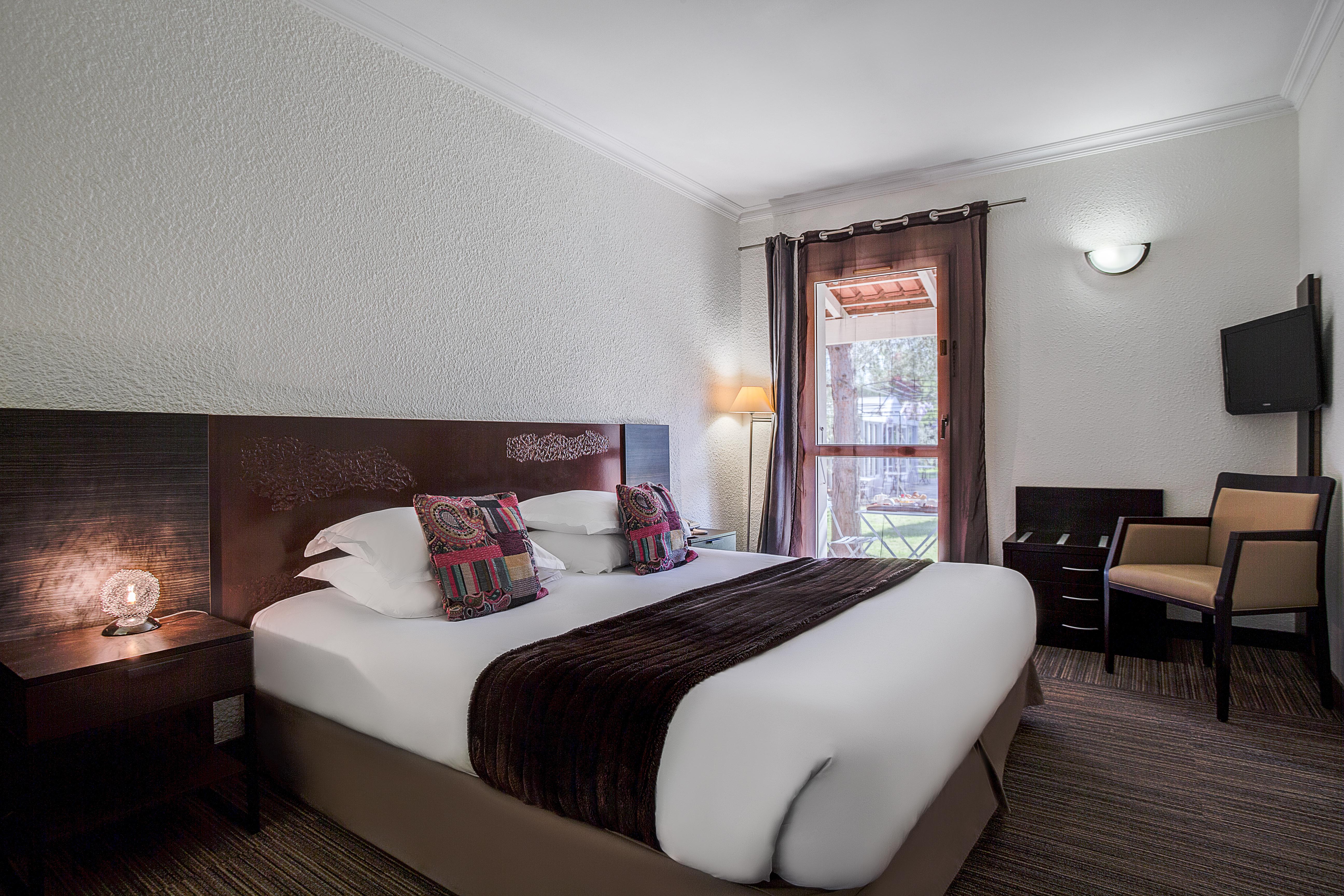 Sowell Hotels Domaine De La Petite Isle LʼIsle-sur-la-Sorgue Exteriör bild