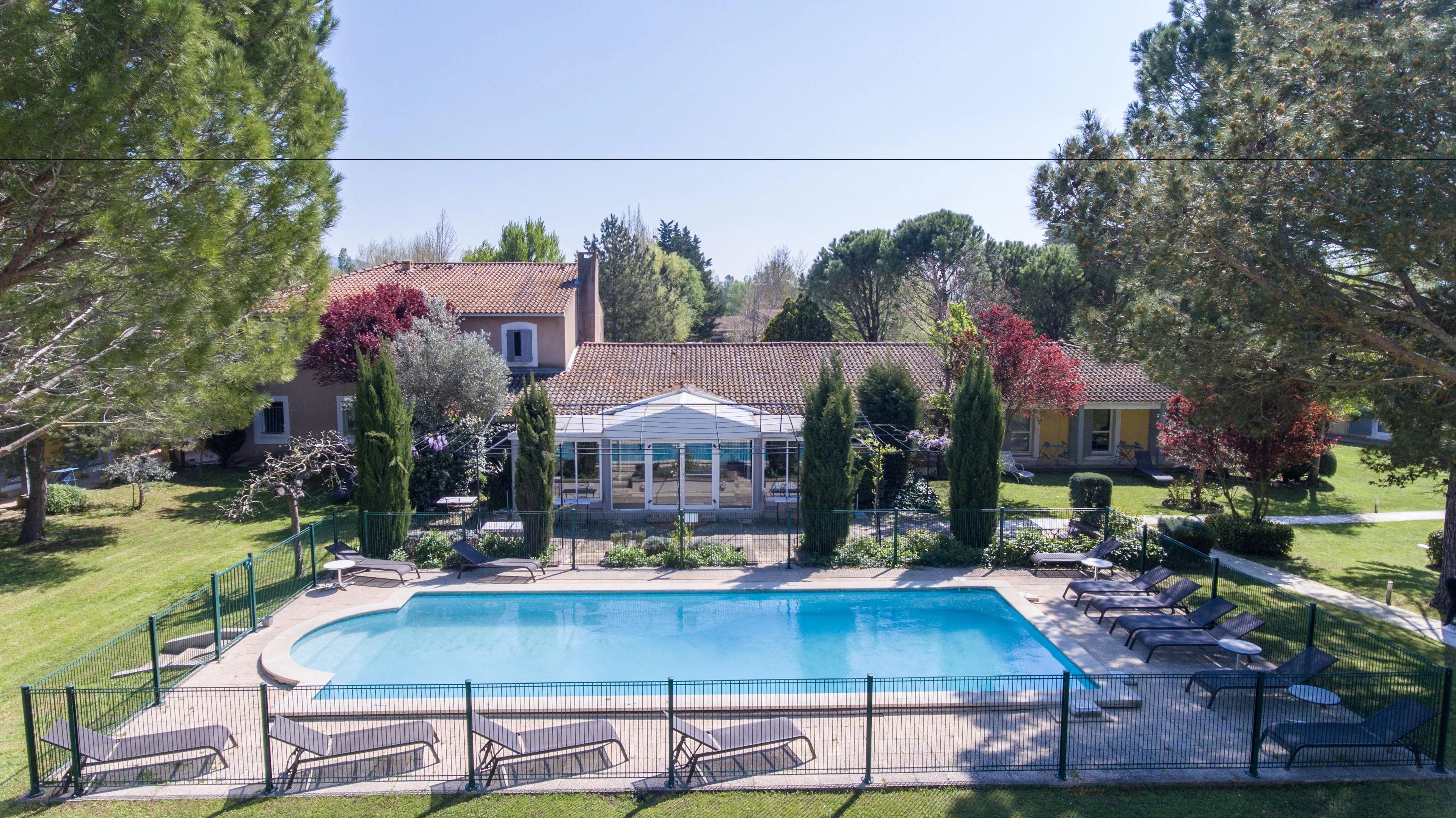 Sowell Hotels Domaine De La Petite Isle LʼIsle-sur-la-Sorgue Exteriör bild