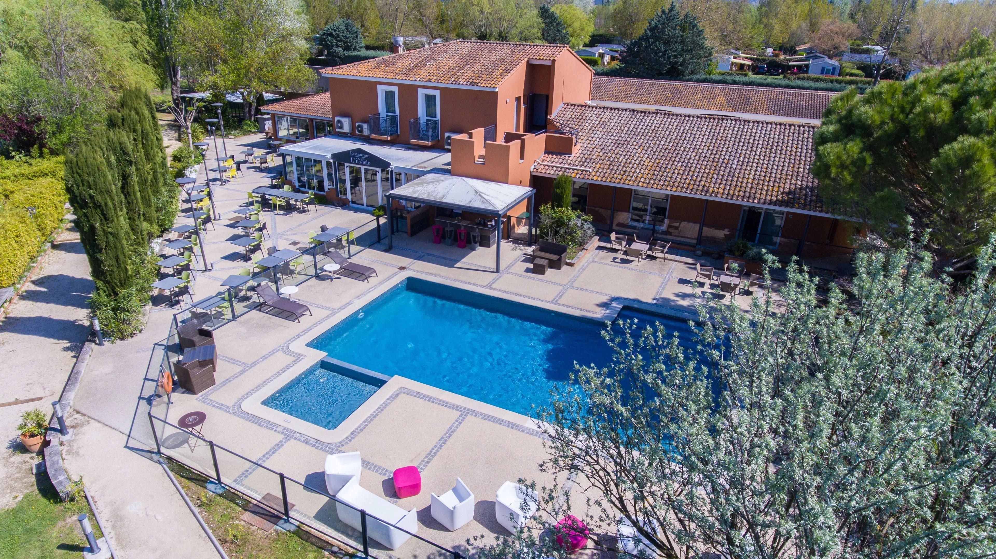 Sowell Hotels Domaine De La Petite Isle LʼIsle-sur-la-Sorgue Exteriör bild