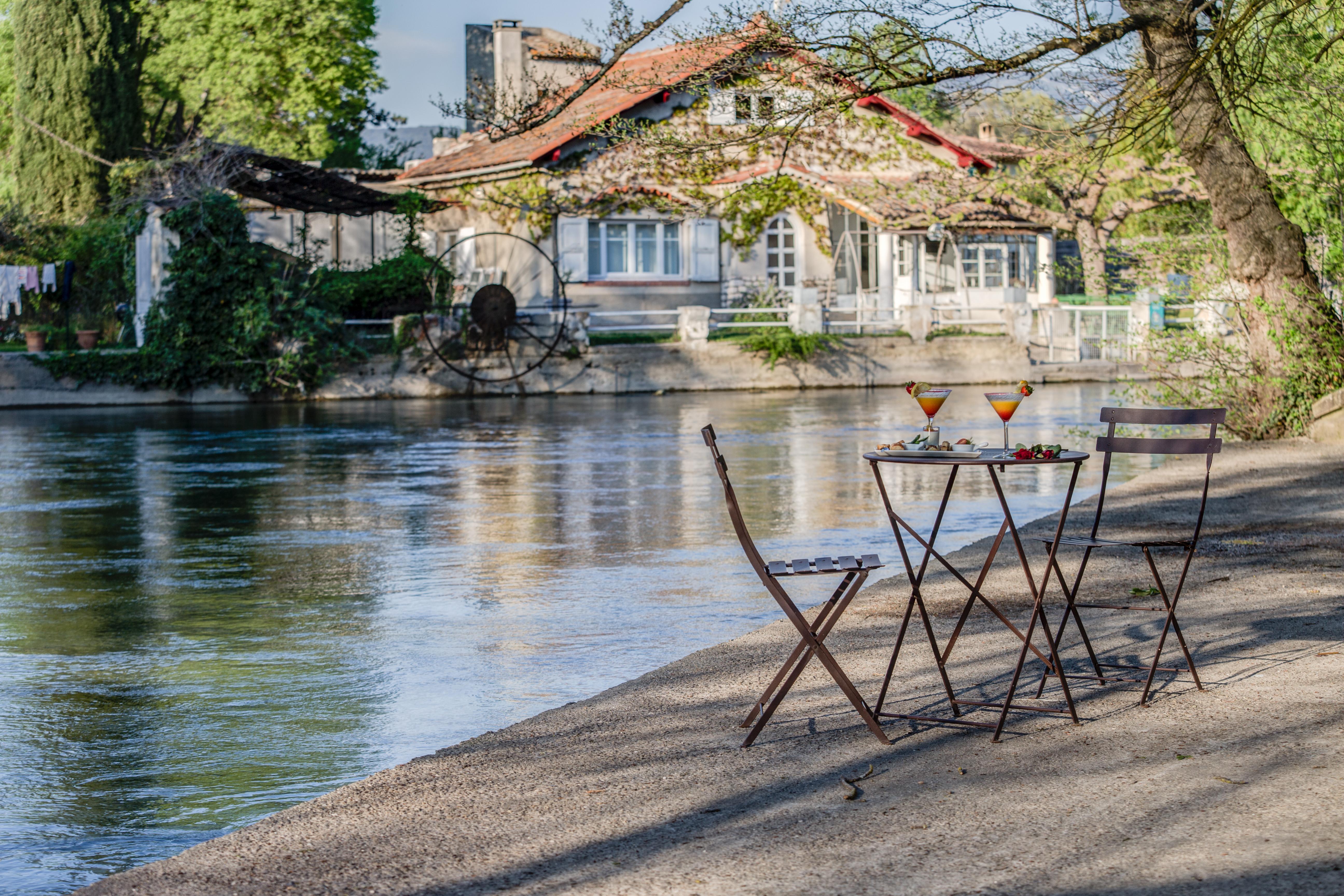 Sowell Hotels Domaine De La Petite Isle LʼIsle-sur-la-Sorgue Exteriör bild