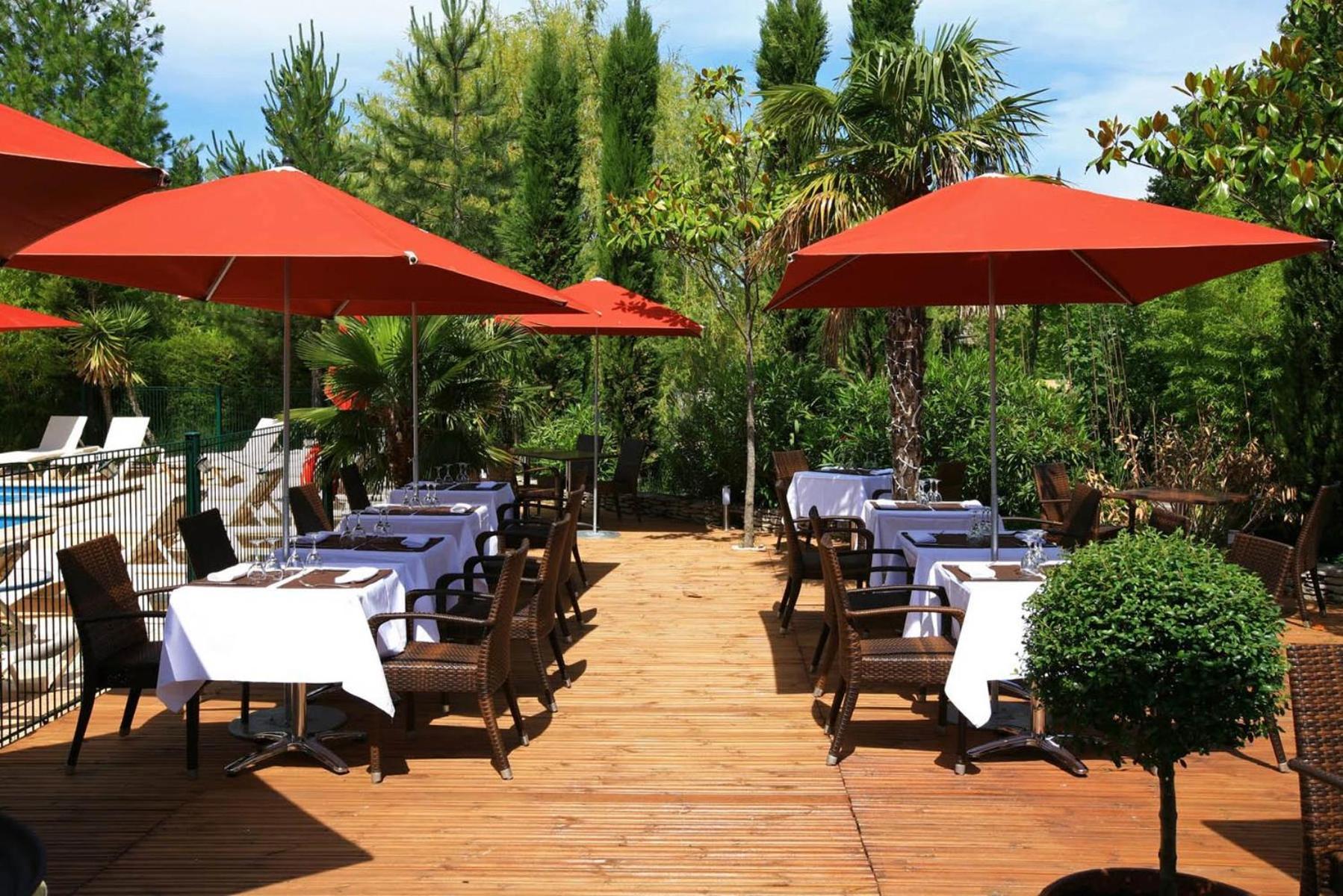 Sowell Hotels Domaine De La Petite Isle LʼIsle-sur-la-Sorgue Exteriör bild