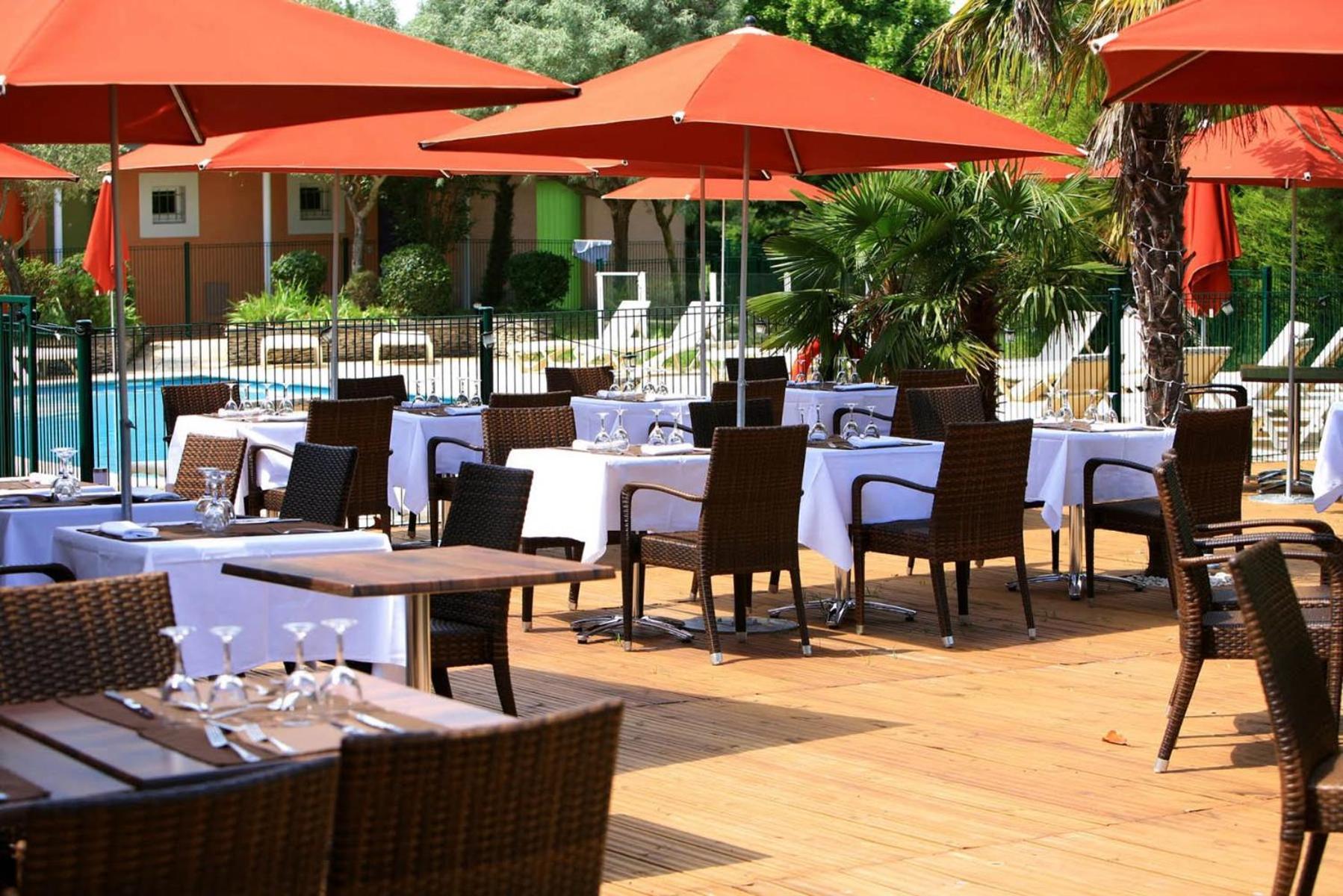 Sowell Hotels Domaine De La Petite Isle LʼIsle-sur-la-Sorgue Exteriör bild