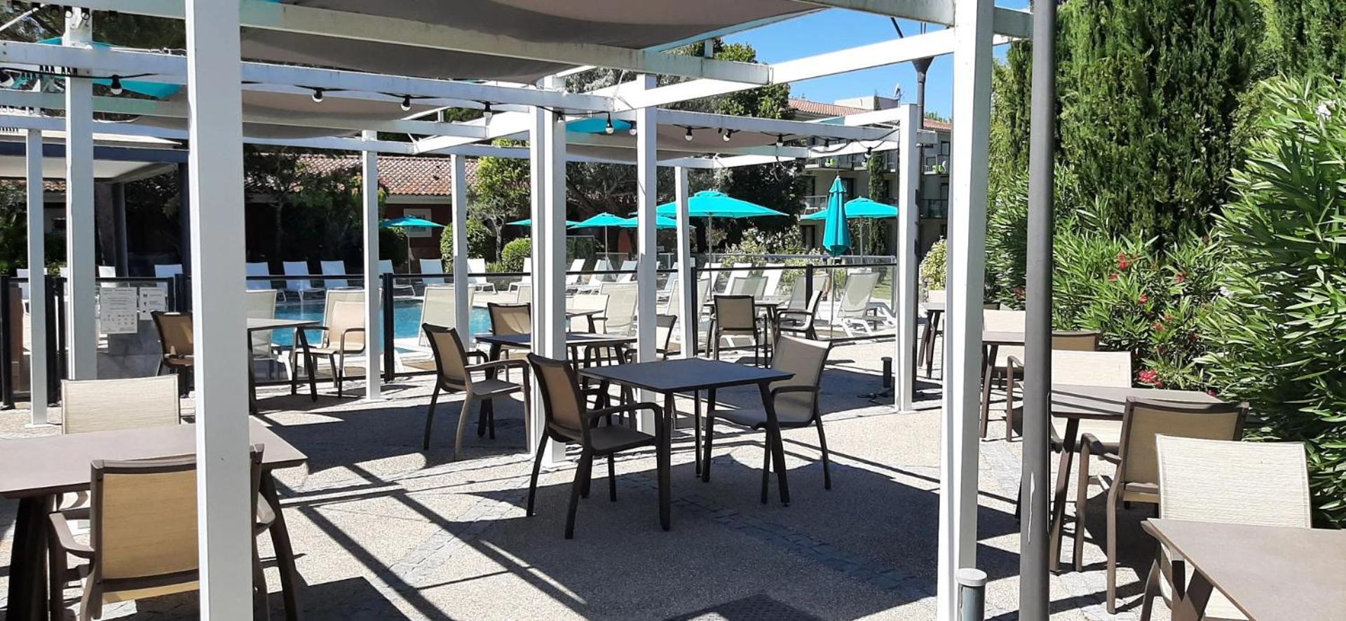 Sowell Hotels Domaine De La Petite Isle LʼIsle-sur-la-Sorgue Exteriör bild